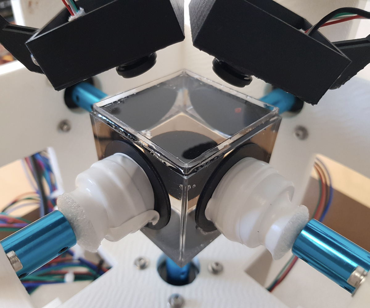 The Hydrocube, a robot that steers particles in a fluid using rotating walls